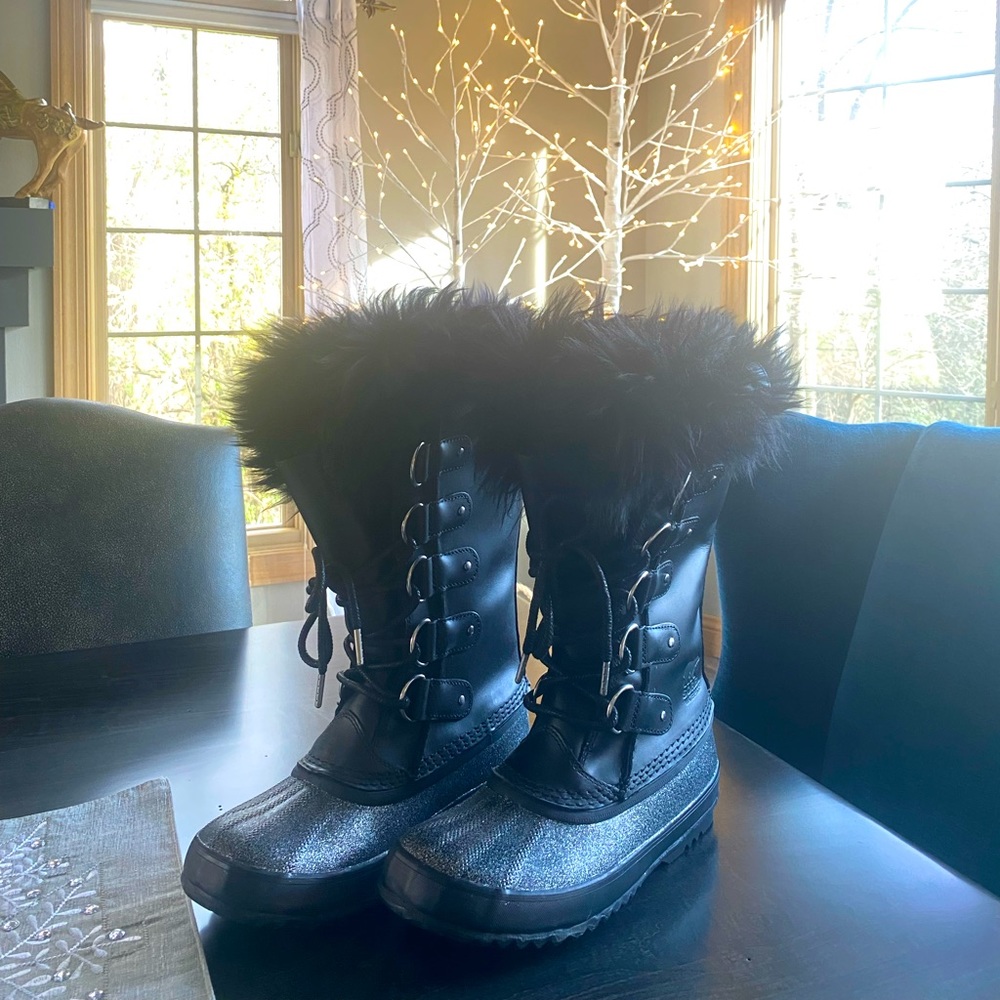 Sorel Joan of Arctic Lux Size 9. Sorel runs small. Perfect for 8 or 8.5.